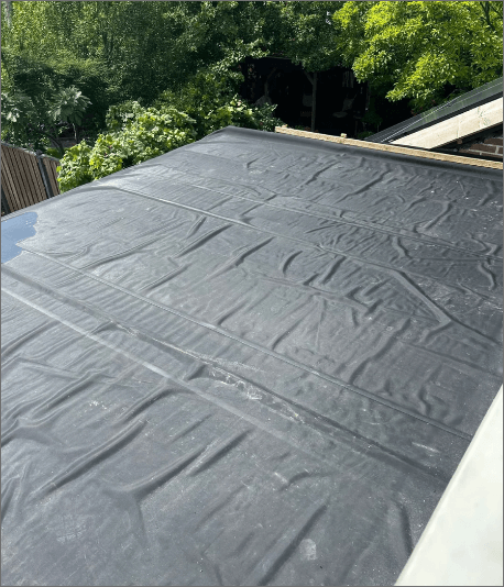 afbeelding van een slecht verwerkt EPDM dak