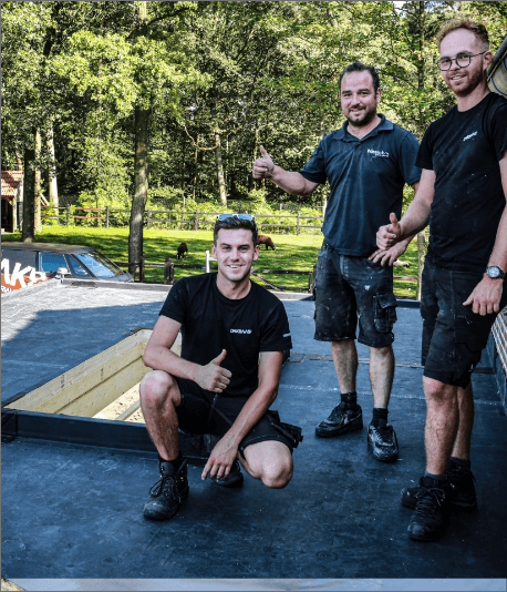 Tevreden klant en dakdekkers bij EPDM tuindak