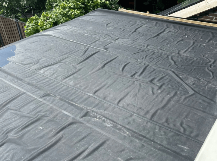 afbeelding van een slecht verwerkt EPDM dak