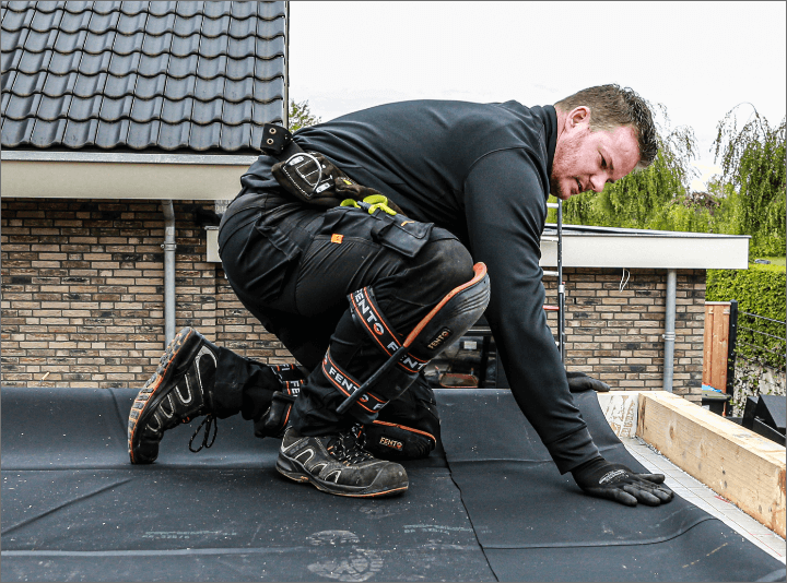 EPDM dak maken met Fento kniebescherming.