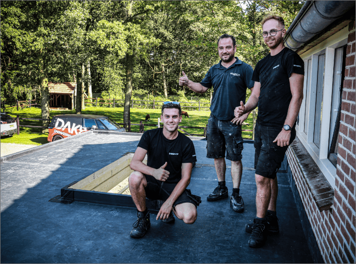 Tevreden klant en dakdekkers bij EPDM tuindak