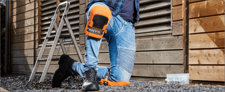 Doe-het-zelver aan het klussen bij zijn schuur met Fento Home Kniebescherming