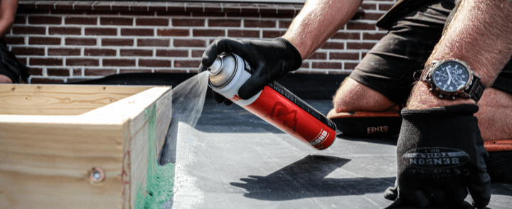 EPDM verwerken met de goede lijm op tuinhuis dak