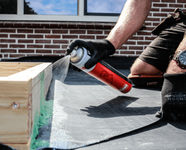 EPDM verwerken met de goede lijm op tuinhuis dak