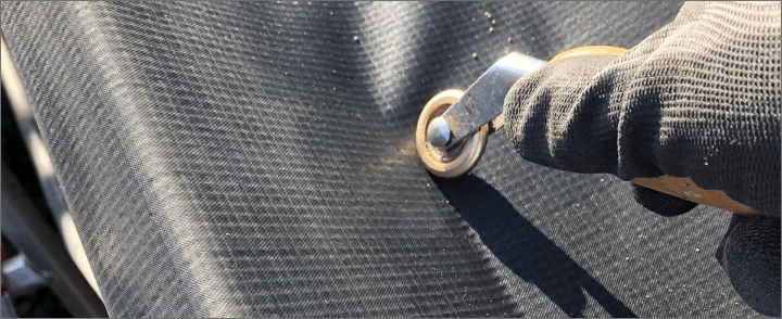 EPDM met messing roller in de kim aandrukken. Zo zorg je dat de goot super strak word afgewerkt