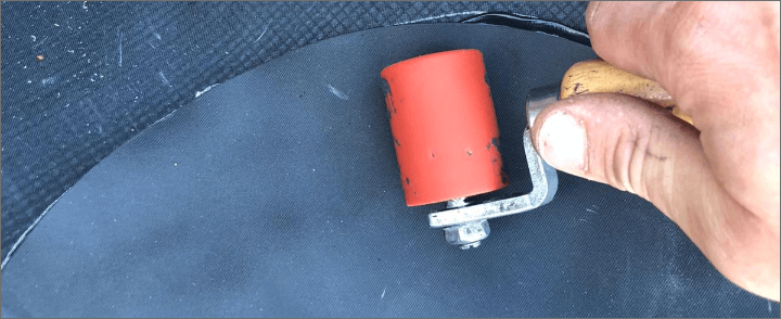 Hoeken inwerken met kit (hertalan) of met hete luchtfohn (resistit)