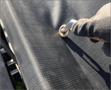 EPDM met messing roller in de kim aandrukken. Zo zorg je dat de goot super strak word afgewerkt
