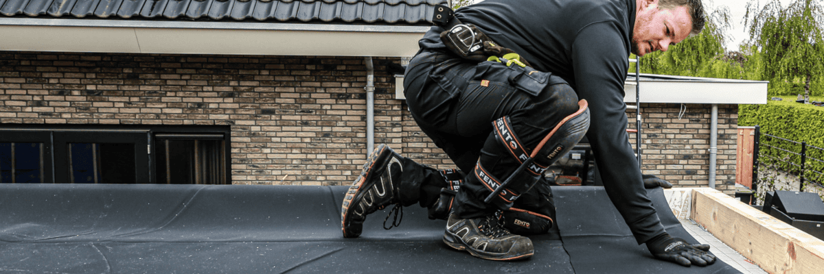 Foto van dakdekker die EPDM dakbedekking plaatst