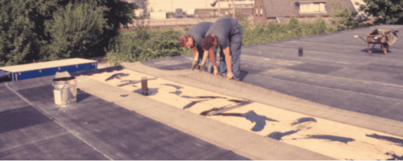 Resitrix EPDM verwerken Afbeelding van vroeg, dakdekkers die Resitrix aan het verwerken zijn.