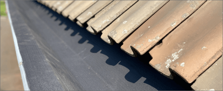 Lees over de verschillende zelfklevende EPDM opties voor in de dakgoot.