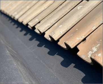 Lees over de verschillende zelfklevende EPDM opties voor in de dakgoot.