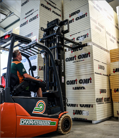 Magazijnmedewerker van Dakmaterialen.com verplaatst grote stapels IKO Enertherm PIR-isolatieplaten met een heftruck – visueel bewijs van ruime voorraad A-keus isolatie.