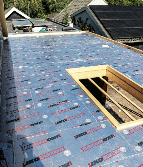 Volledig geïsoleerd plat dak met IKO Enertherm PIR-platen strak verlijmd en mechanisch bevestigd – ideale basis voor EPDM, kunststof of bitumen dakbedekking.