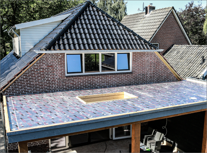 Volledig geïsoleerd plat dak met IKO Enertherm PIR-platen strak verlijmd en mechanisch bevestigd – ideale basis voor EPDM, kunststof of bitumen dakbedekking.