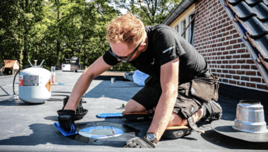 Dakdekker brengt EPDM dakbedekking aan op een dak. 